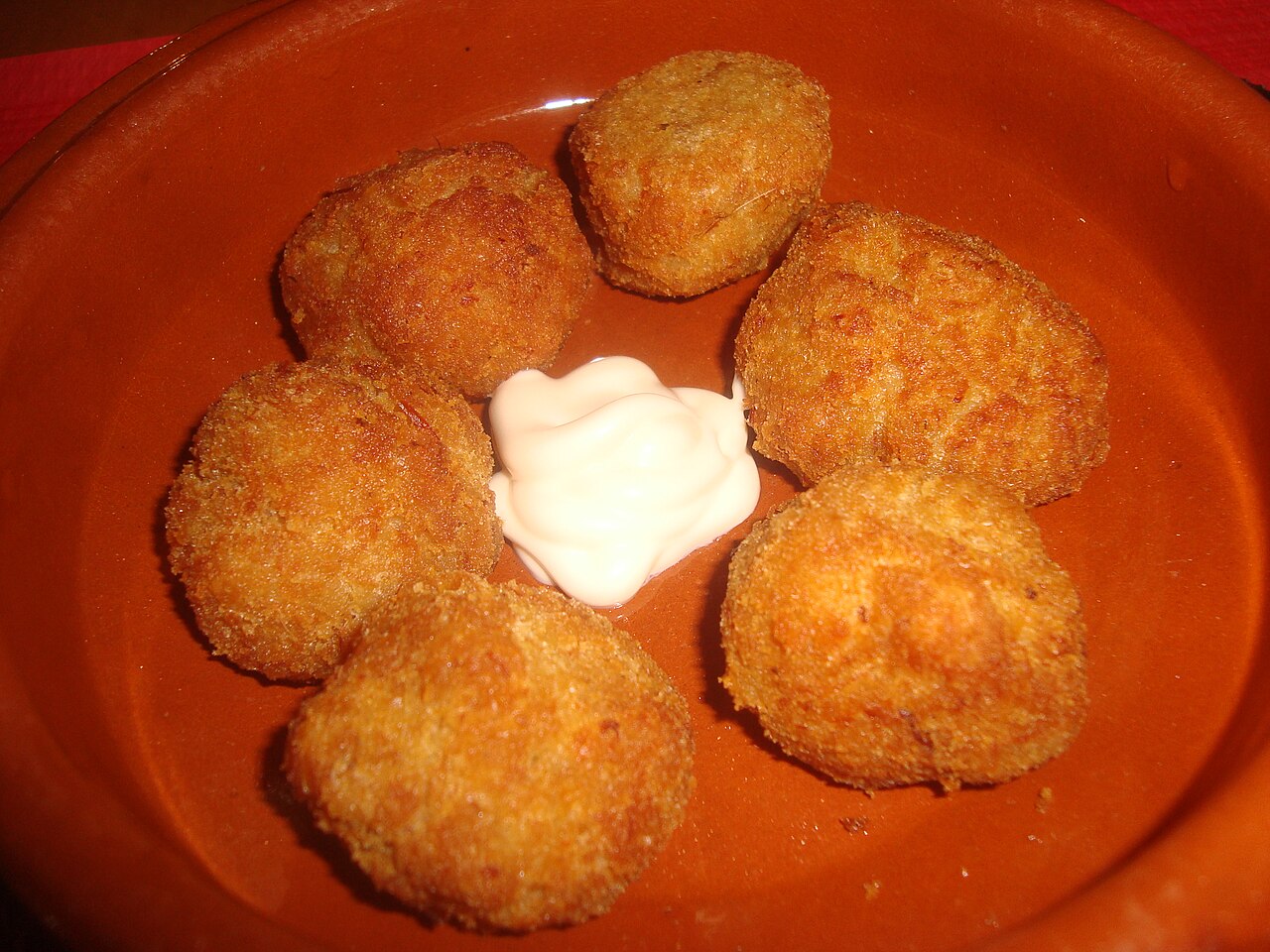 Croquetas caseras de carne de cocido con allioli.