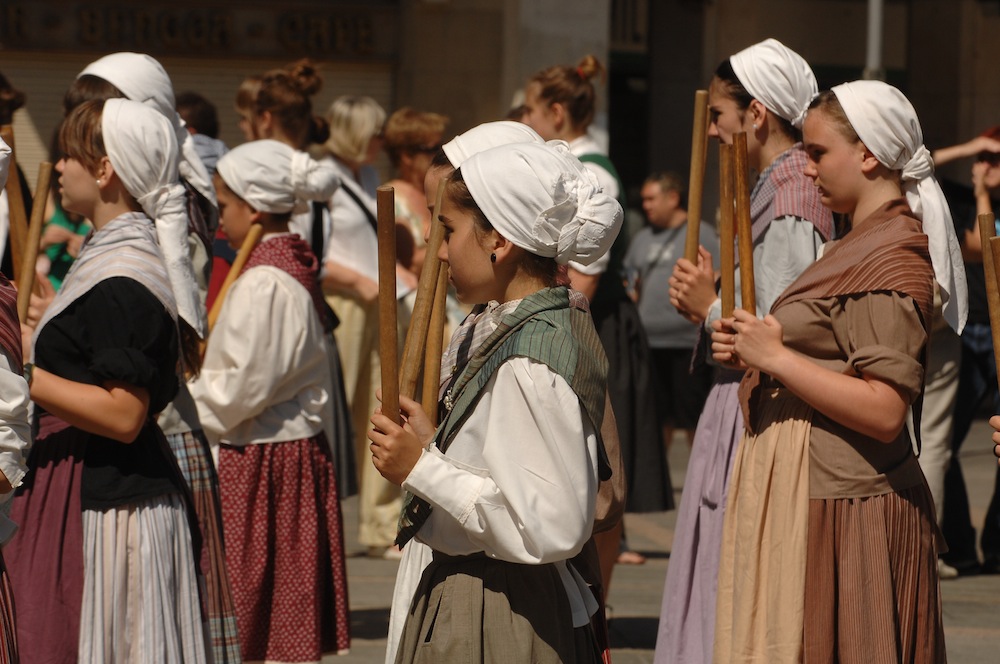 Basque girls dancing.