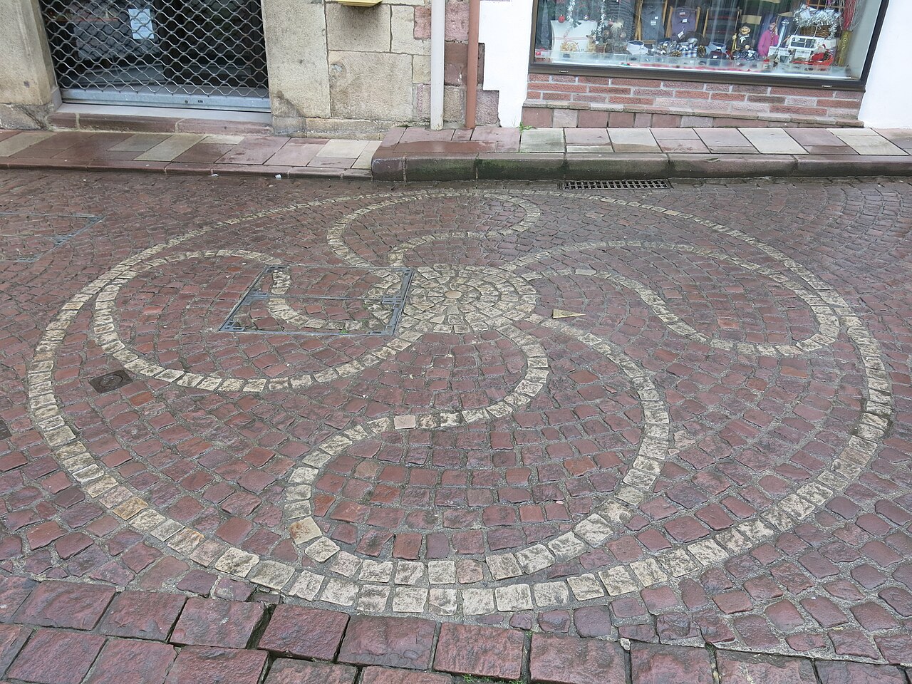 Lauburu on the cobblestones, rue de la citadelle. Saint-Jean-Pied-de-Port (Pyrénées-Atlantiques, France).