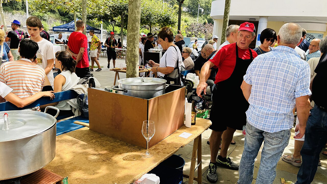 Momento del concurso de marmitako 2024 en Ondarroa (Bizkaia País Vasco)