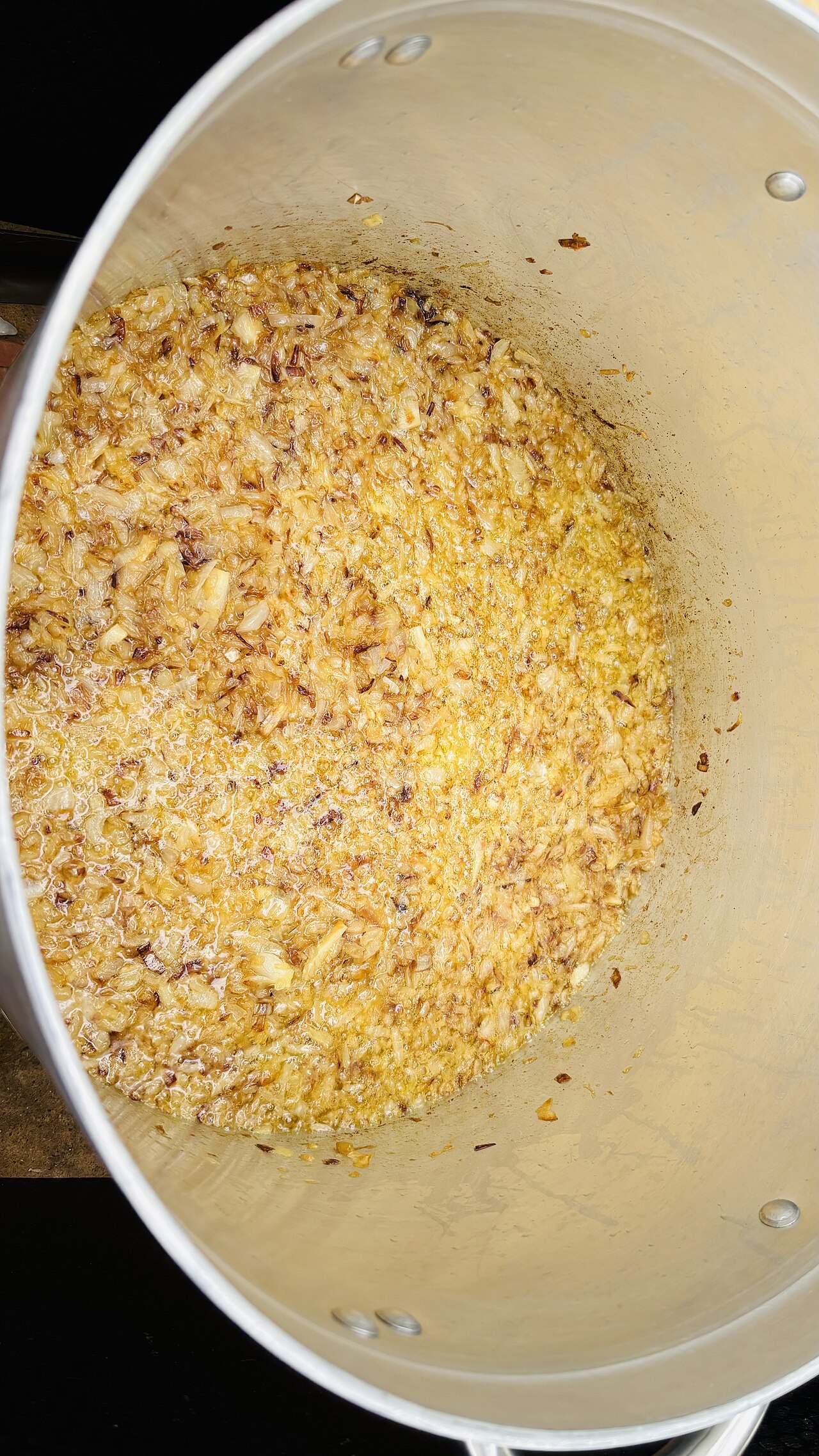 Preparación de marmitako, pochando la cebolla.