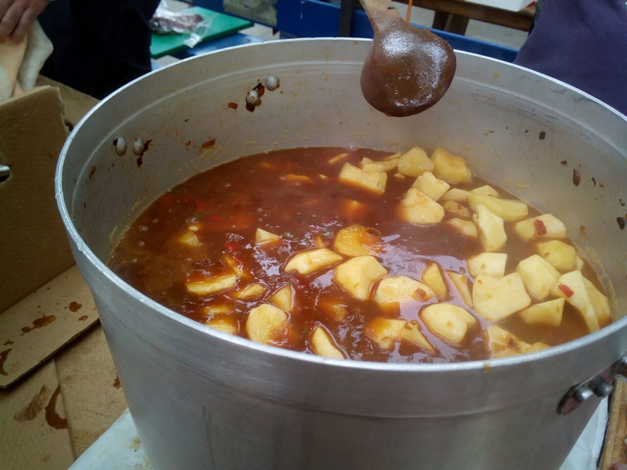 Marmitako de Ondarroa. Ganador en el concurso de marmitako celebrado el 16 de agosto de 2015 en Ondarroa, Bizkaia País Vasco (España). Cocinero Francisco Pérez ayudante José Ignacio Eizagirre.