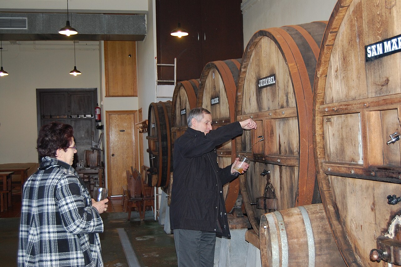 Service du cidre en Sagardotegi, Oiartzun.