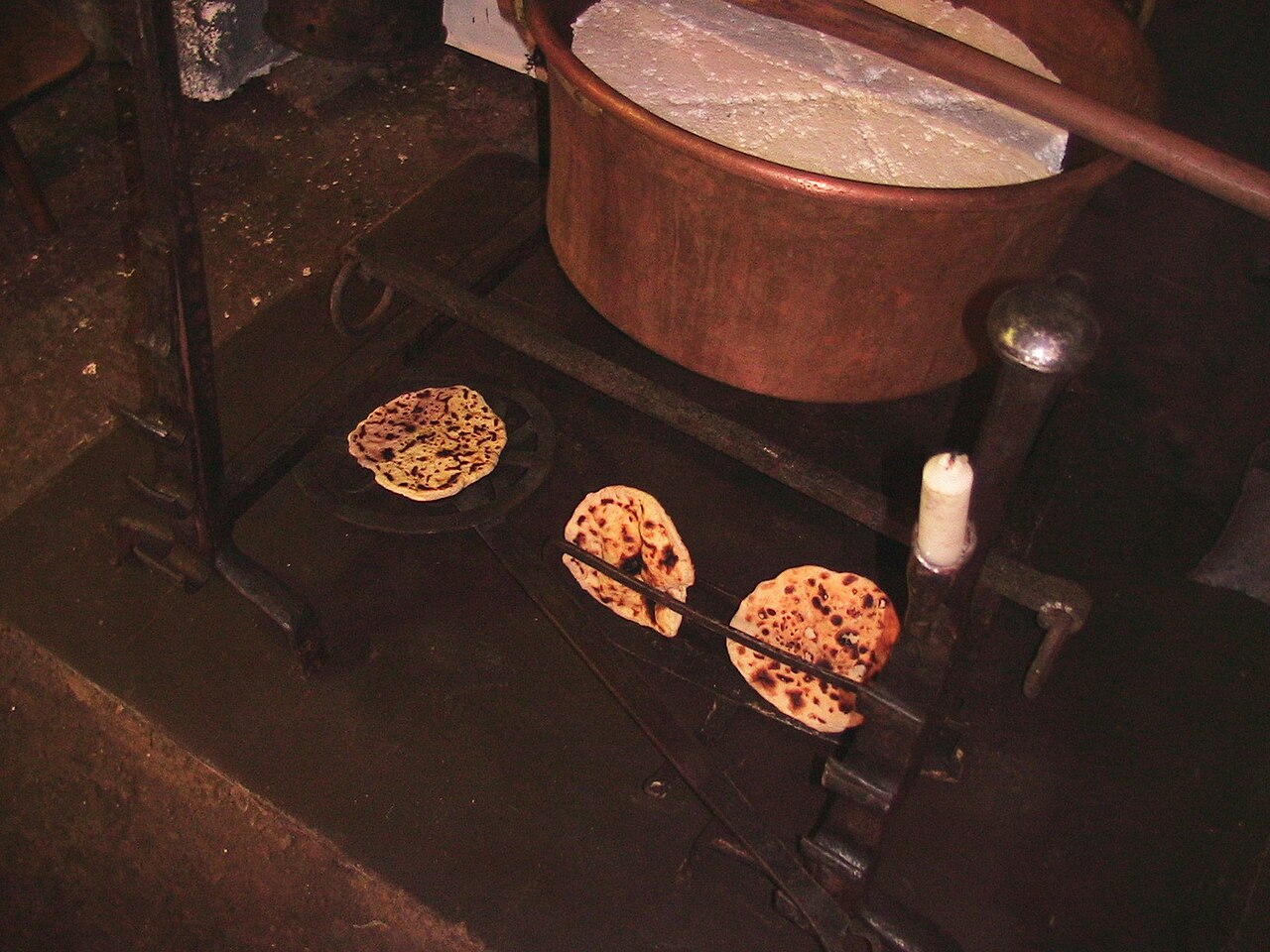 Talo in fireplace (reconstitution for touristical purpose in Montory, France)