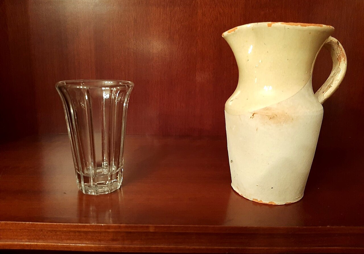 Typical jug and glass to drink chacoli in Begoña (Esteban Kadarso).
