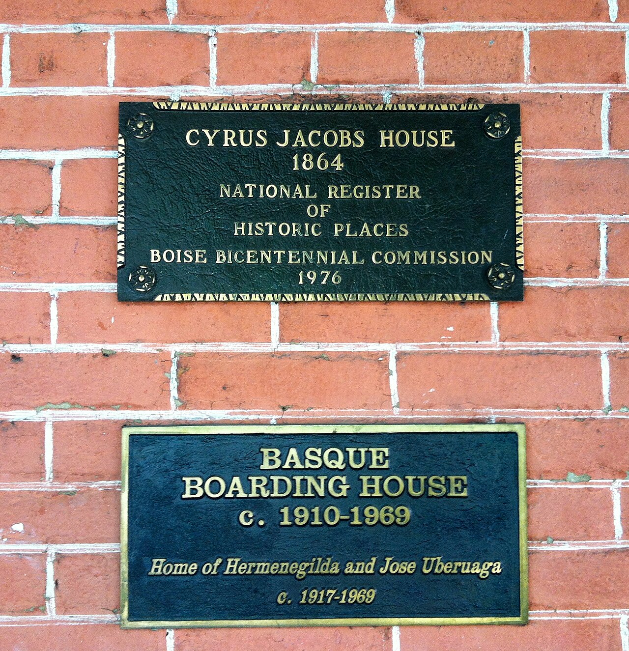 Plaque on the facade of the Cyrus Jacobs House, 607 Grove Street, Boise, Idaho, USA. Former boarding house for Basque immigrants.