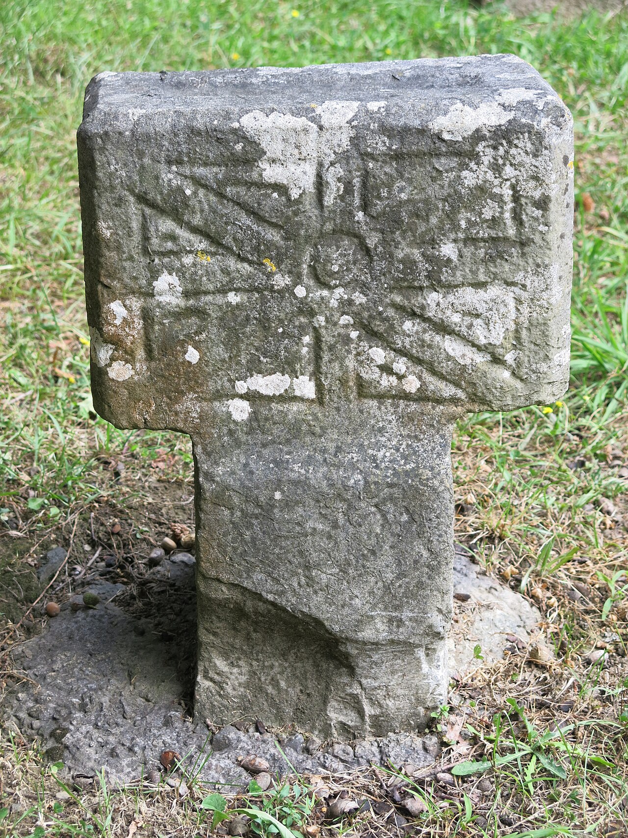 Funerary stele with the basque flag (ikurrina) in the old cemetery of the church Saint-Étienne in Espelette (Pyrénées-Atlantiques, France).