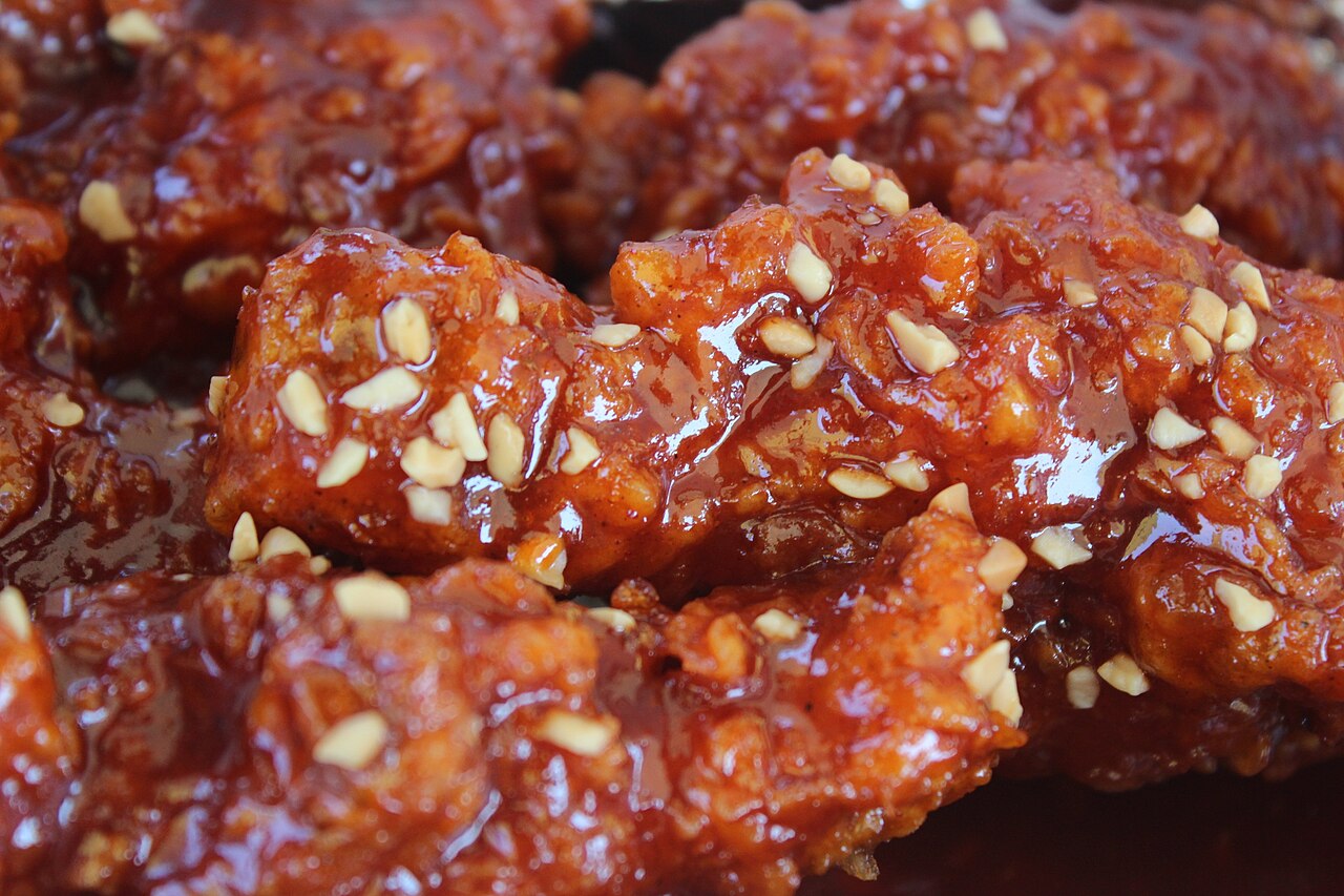 yangnyeom-chicken (fried chicken with spicy sauce)