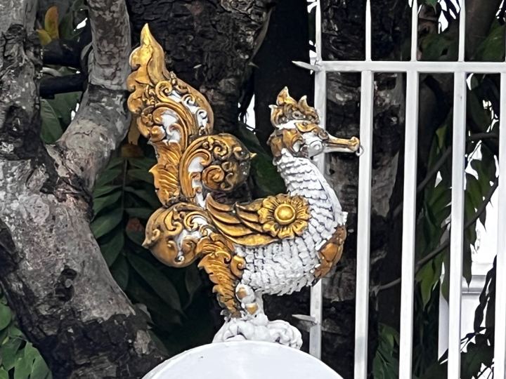 A golden hamsa near Thai Viwat Alley