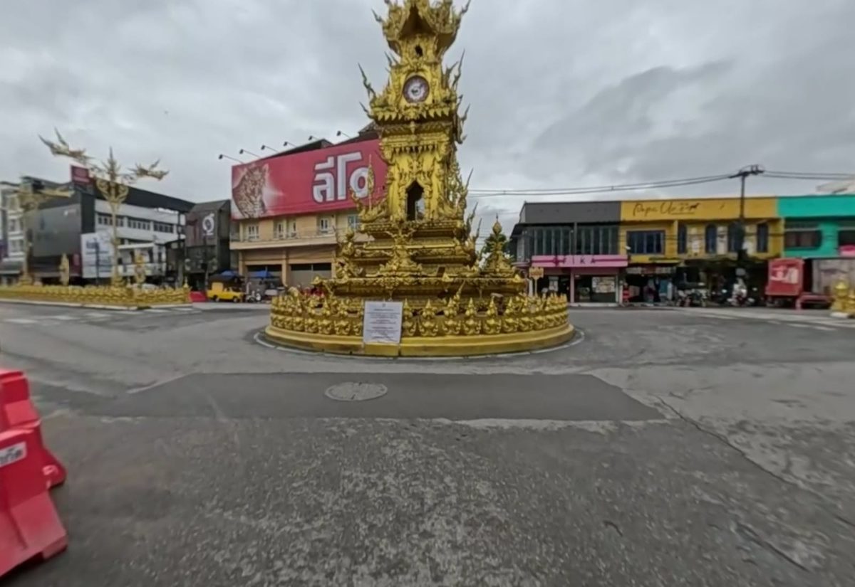 The golden clock tower on its roundabout, shophouses and the Fika cafe behind