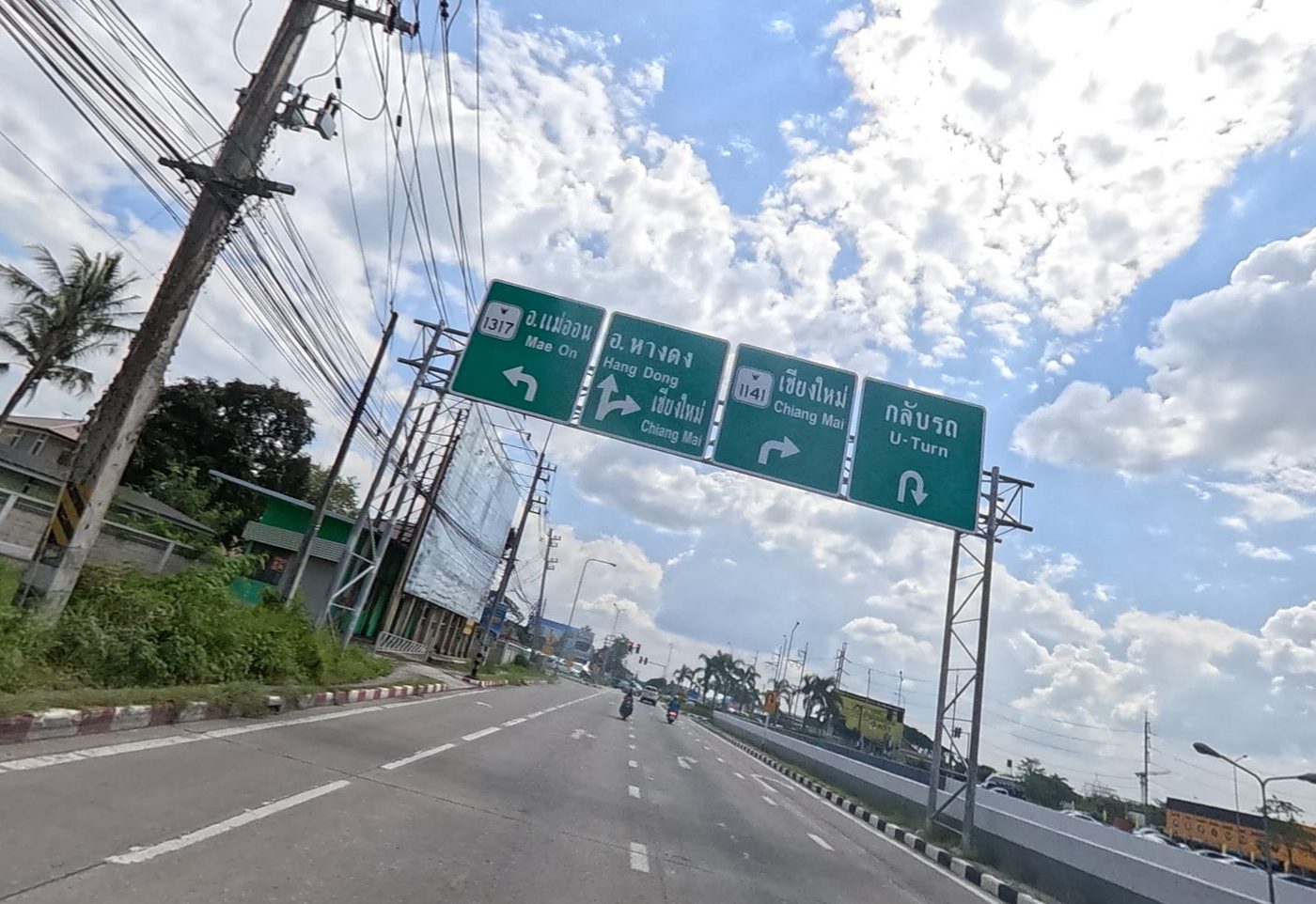 Overhead direction signs over the road to Mae On, Hang Dong and Chiang Mai, with a U-turn lane
