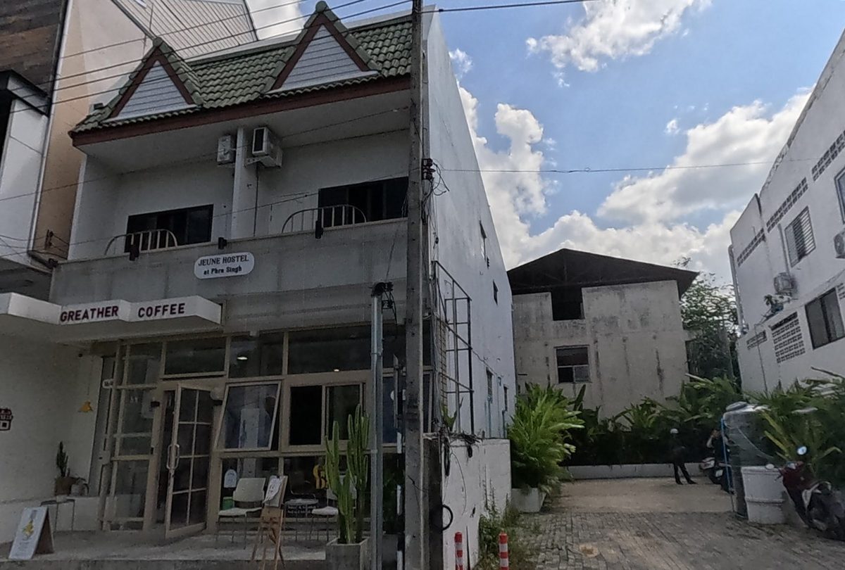Jeune Hostel at Phra Singh, hostel, seen from the road