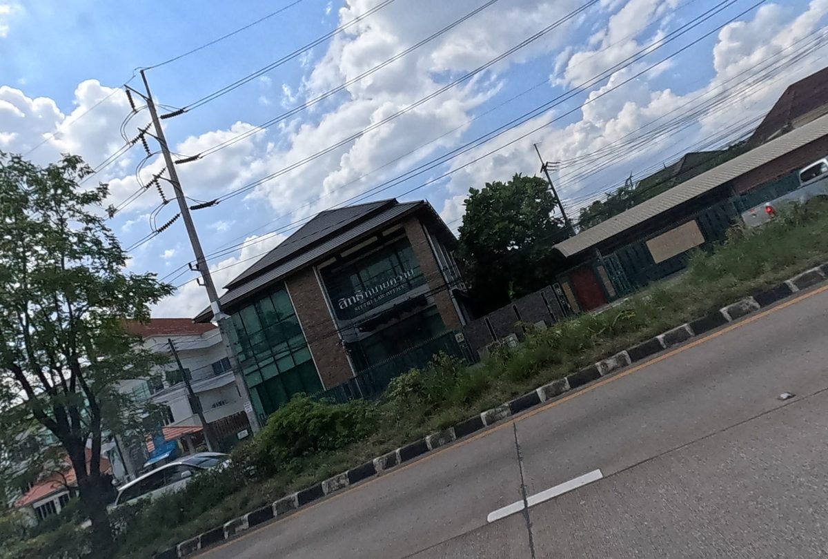 สิทธิทนายความ, seen from the road