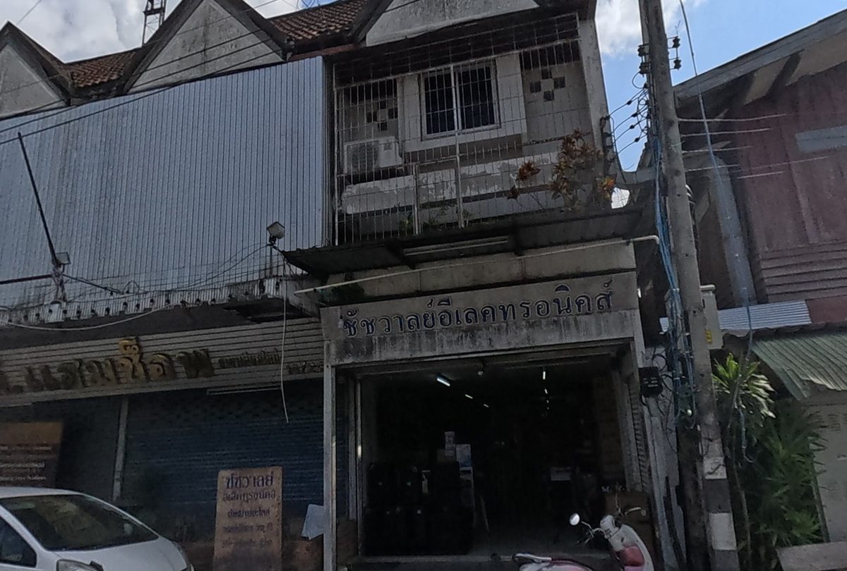 ชัชวาลย์อีเลคทรอนิคส์ เชียงใหม่, seen from the road