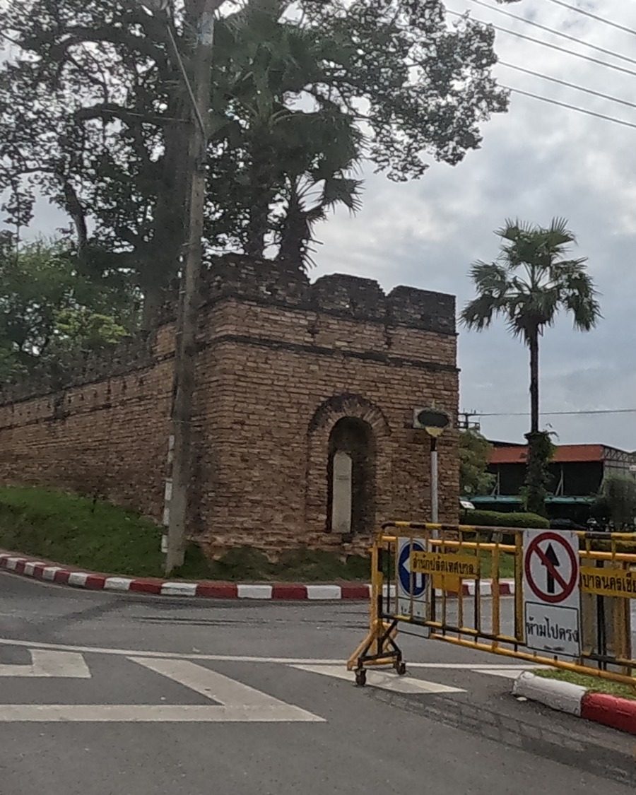 Saen Pung Gate's brick arch