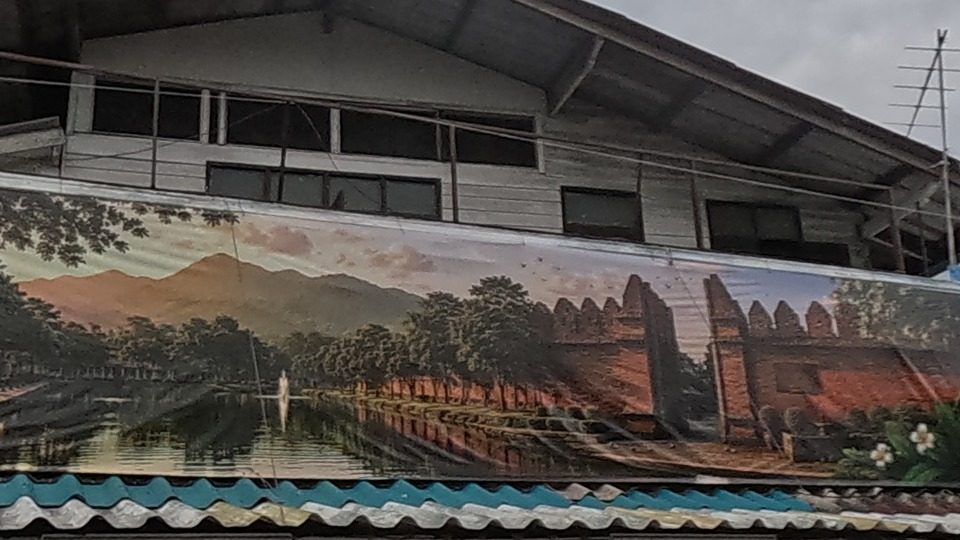 Tha Phae Gate mural at sunset
