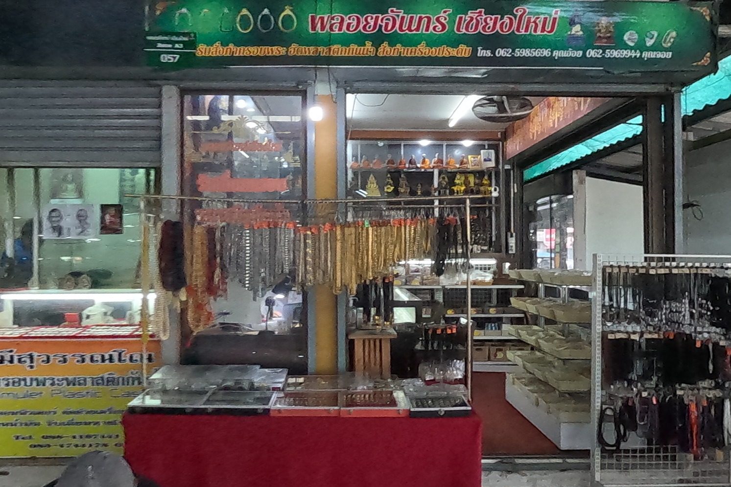 Amulet shop fronts in the Kamthieng market