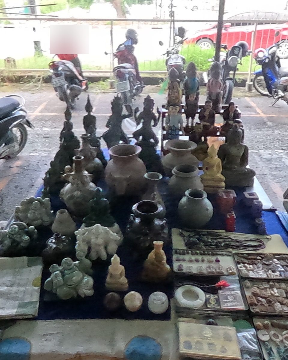 Bronze deity figures and old jars