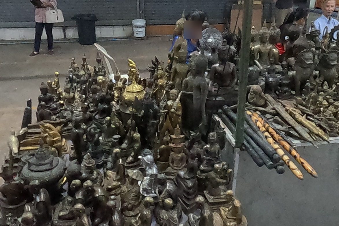 Ranks of bronze Buddha images at วิไลพระเครื่อง