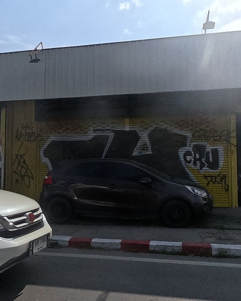 Bold bubble tag on shutter