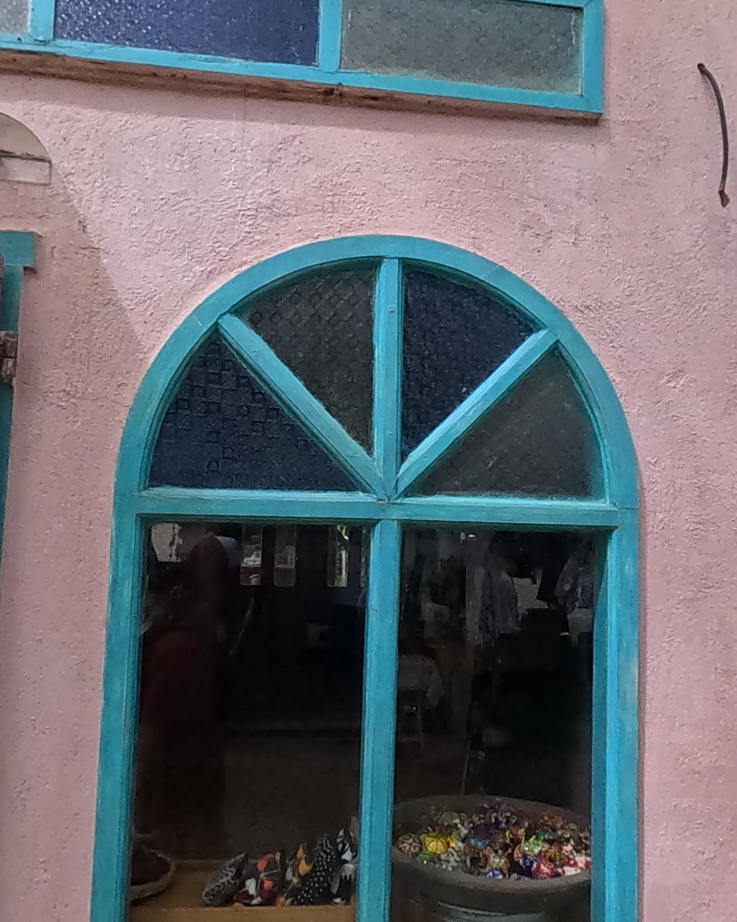 Turquoise arched window on the pink house — Chamcha Market, San Kamphaeng