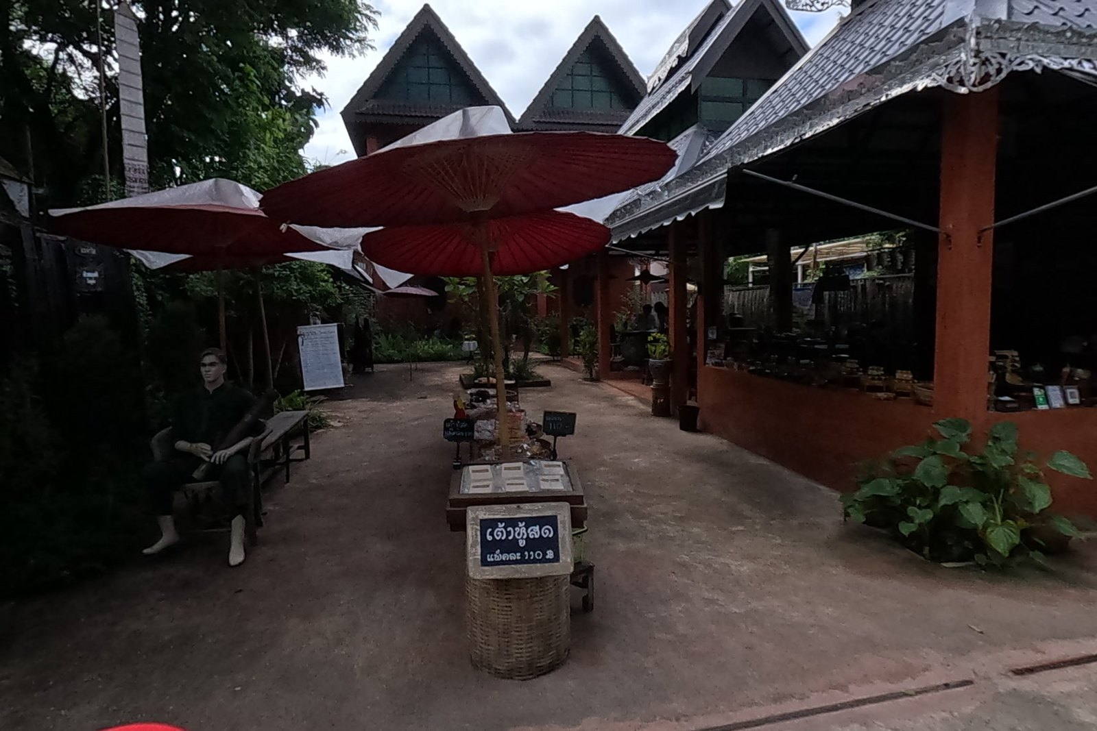 Mae Kham Sai fresh tofu under red paper umbrellas — Chamcha Market, San Kamphaeng