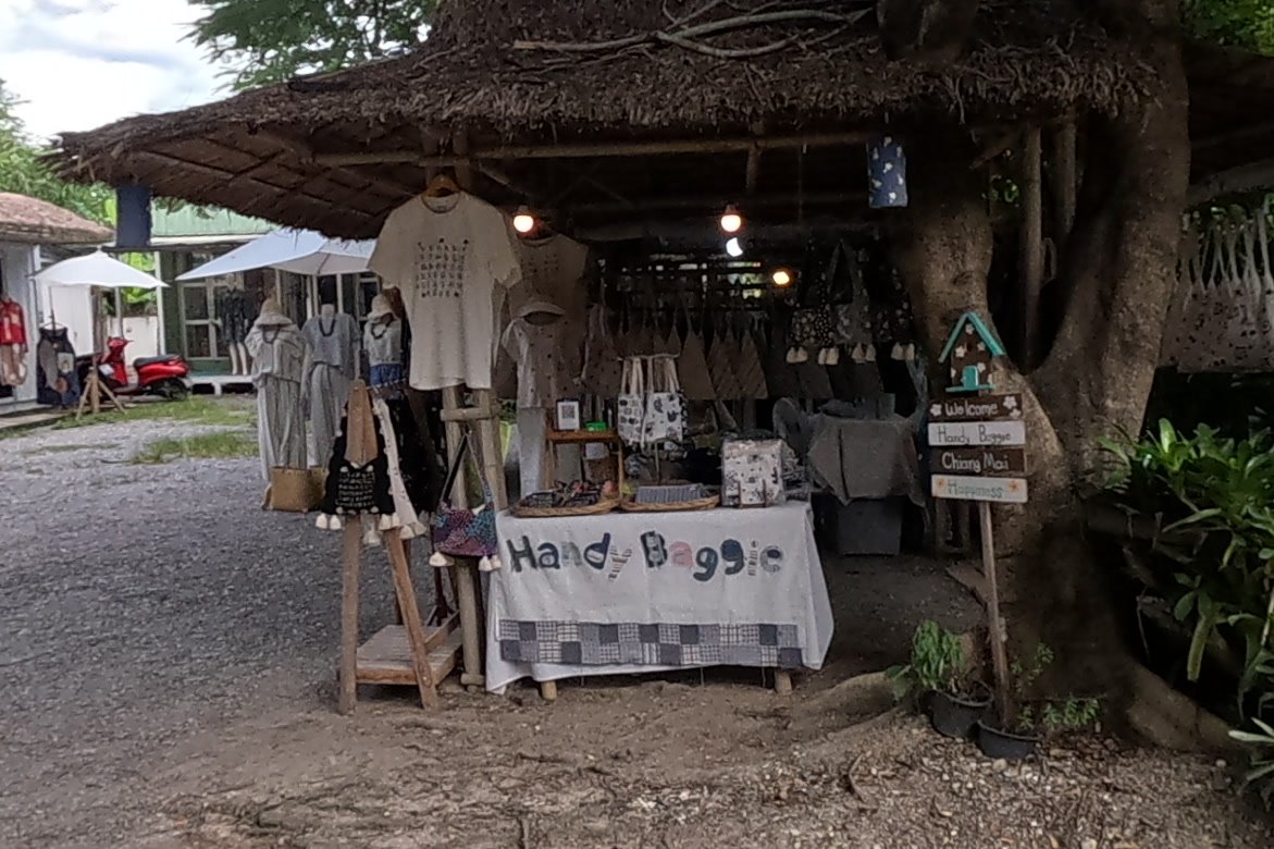 Handy Baggie under a thatched roof — Chamcha Market, San Kamphaeng