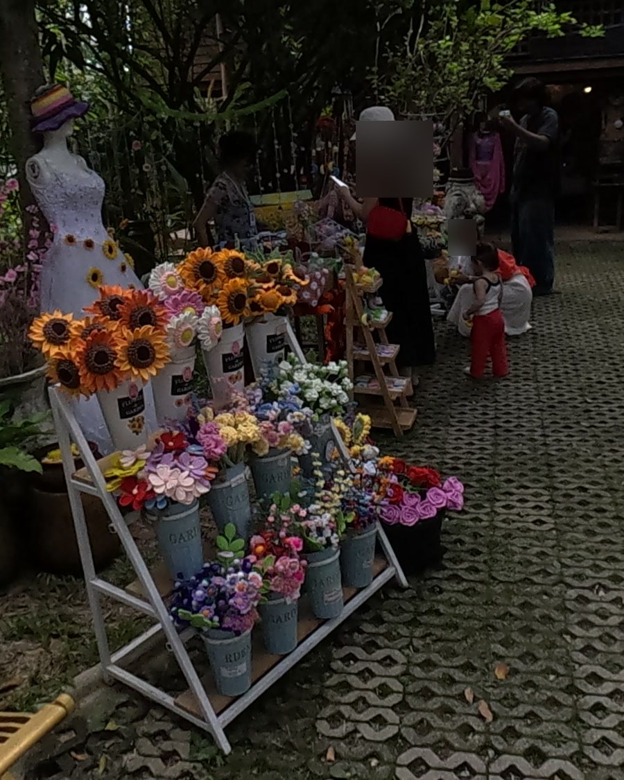 Crocheted sunflowers in tin buckets — Chamcha Market, San Kamphaeng