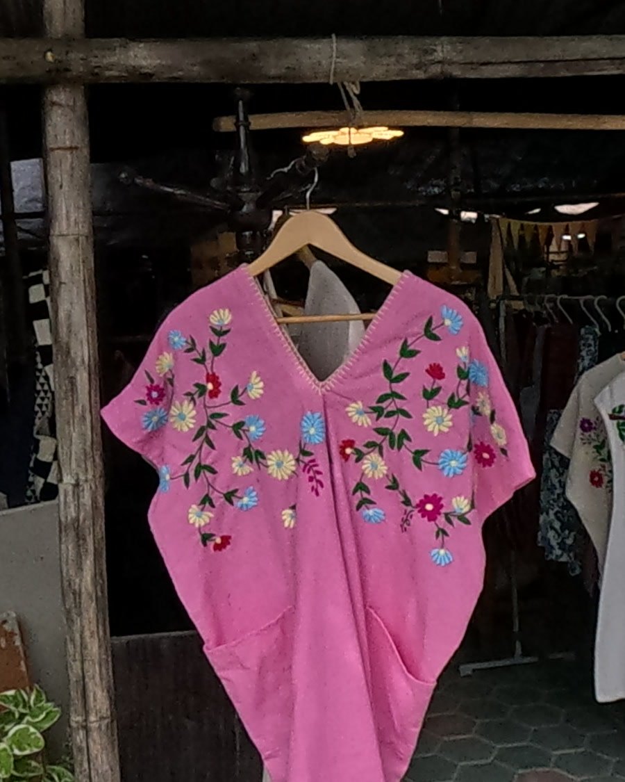 Pink kaftan embroidered with flowers — Chamcha Market, San Kamphaeng