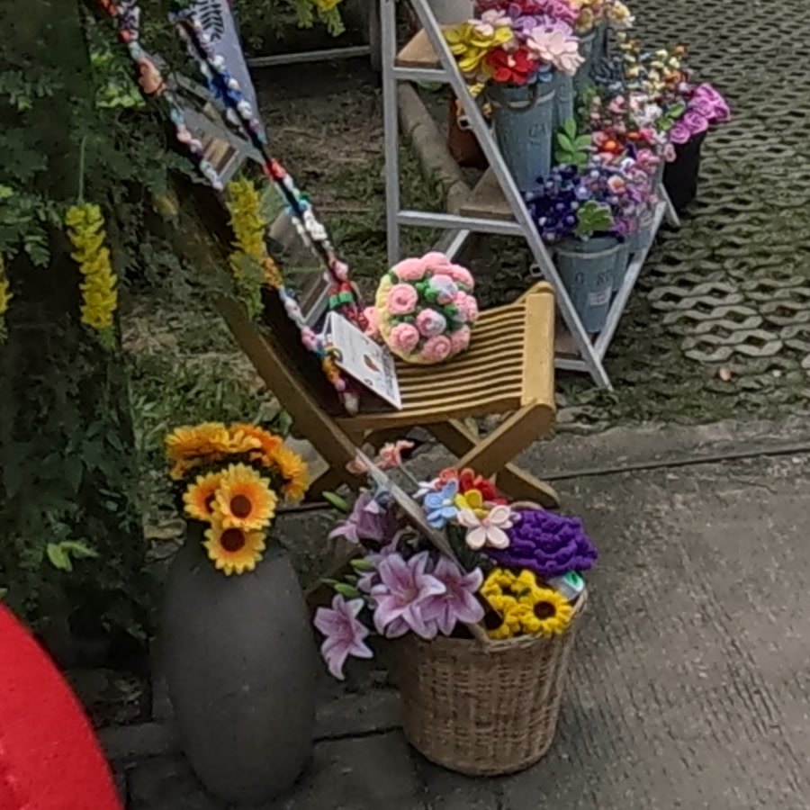 Crochet sunflowers and lilies in pots — Chamcha Market, San Kamphaeng