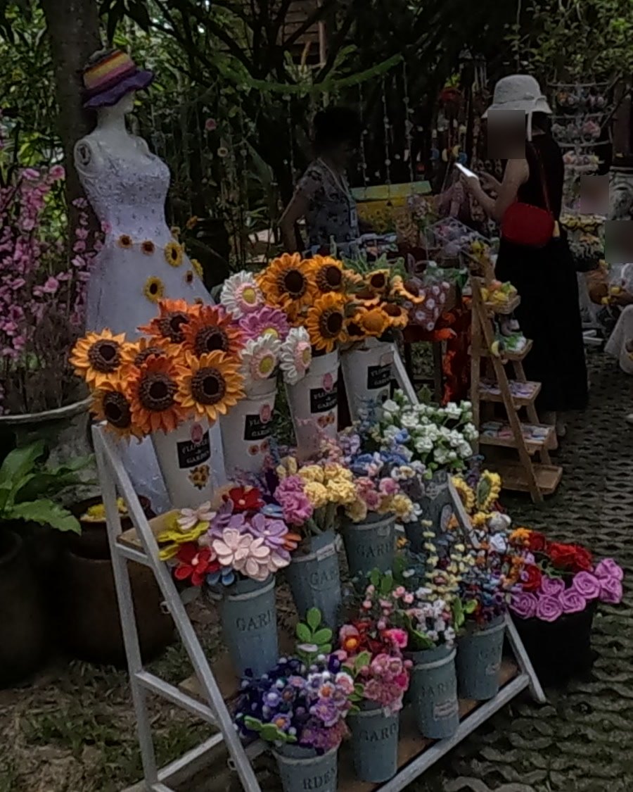 Crocheted sunflowers in tins — Chamcha Market, San Kamphaeng