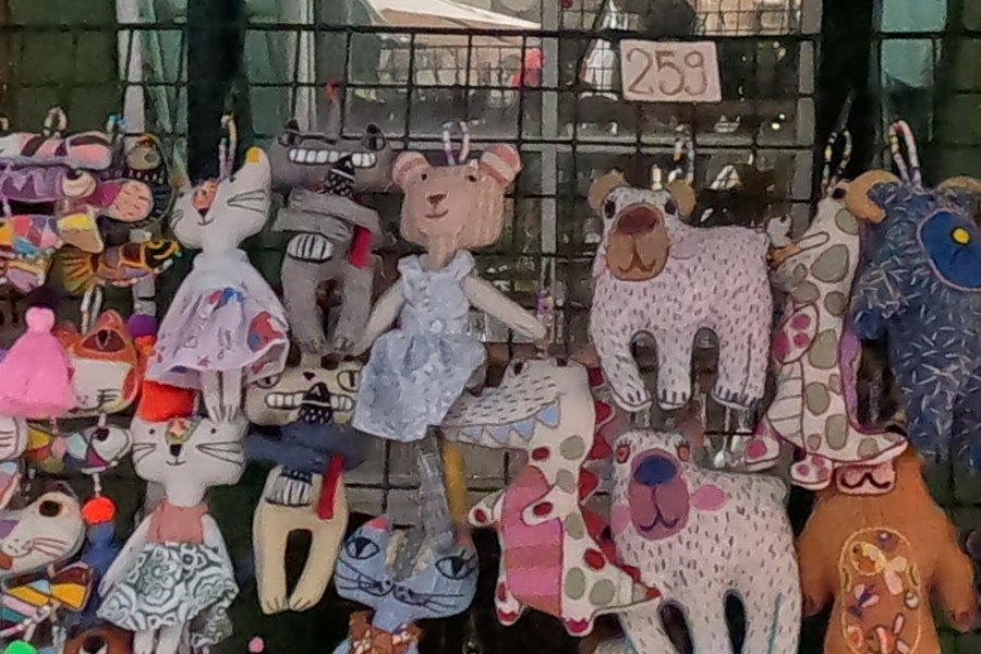 Cloth cats, bears and dolls on a rack — Chamcha Market, San Kamphaeng