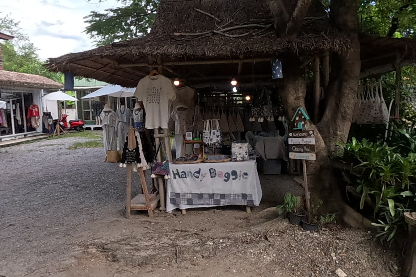 Handy Baggie at Chamcha Market, San Kamphaeng: handmade fabric bags, printed T-shirts and cotton clothing