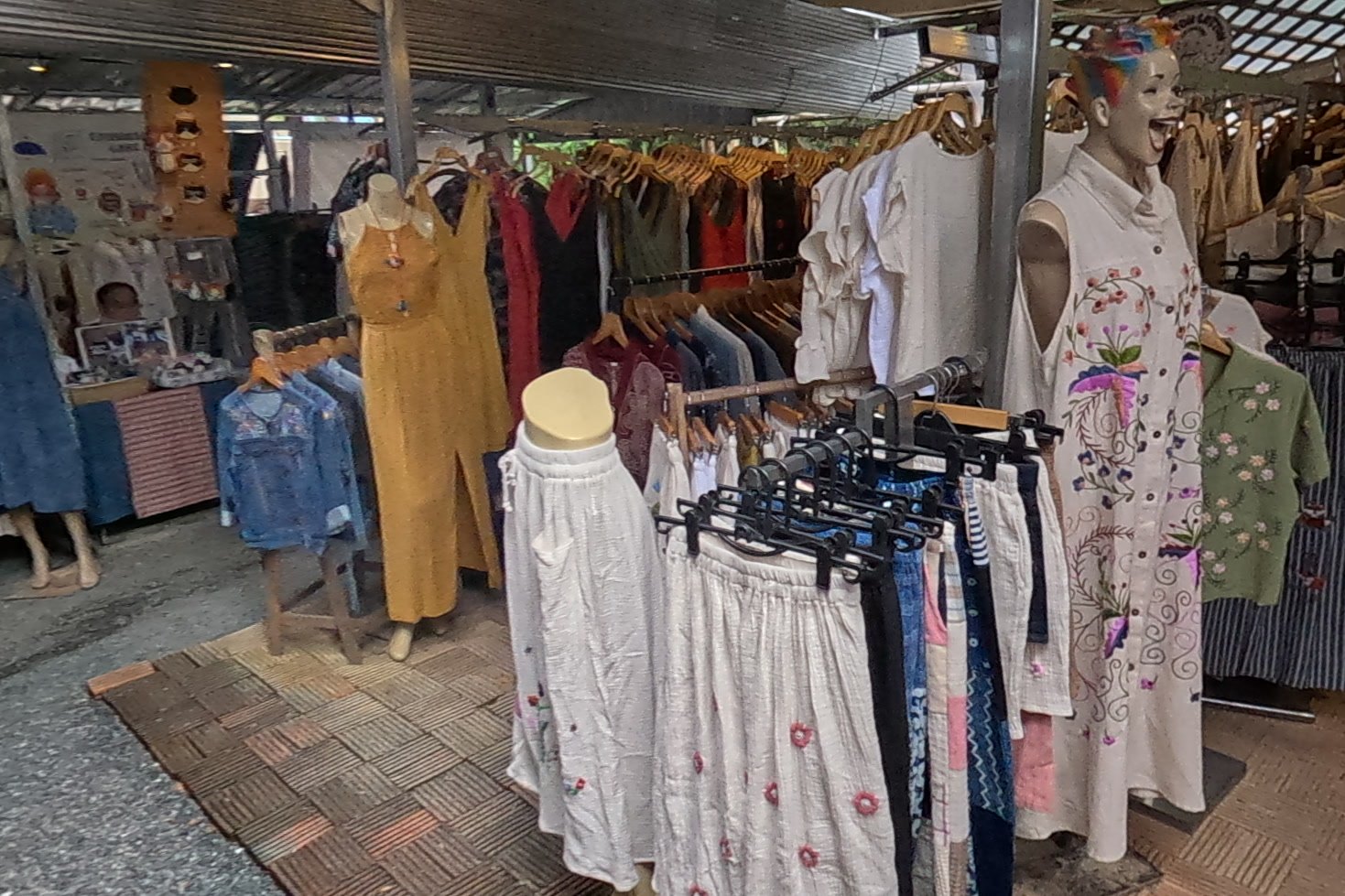 LANTONG at Chamcha Market, San Kamphaeng: embroidered and handwoven cotton, crochet bags
