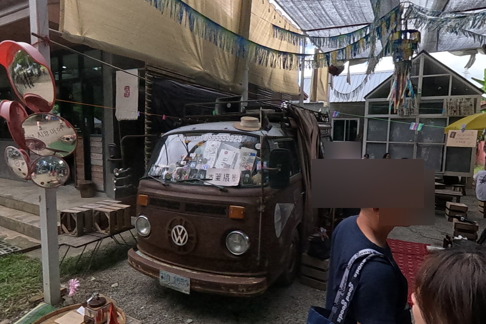 แม่โจ้ภาพยนตร์ at Chamcha Market, San Kamphaeng: vintage photo studio in an old VW van