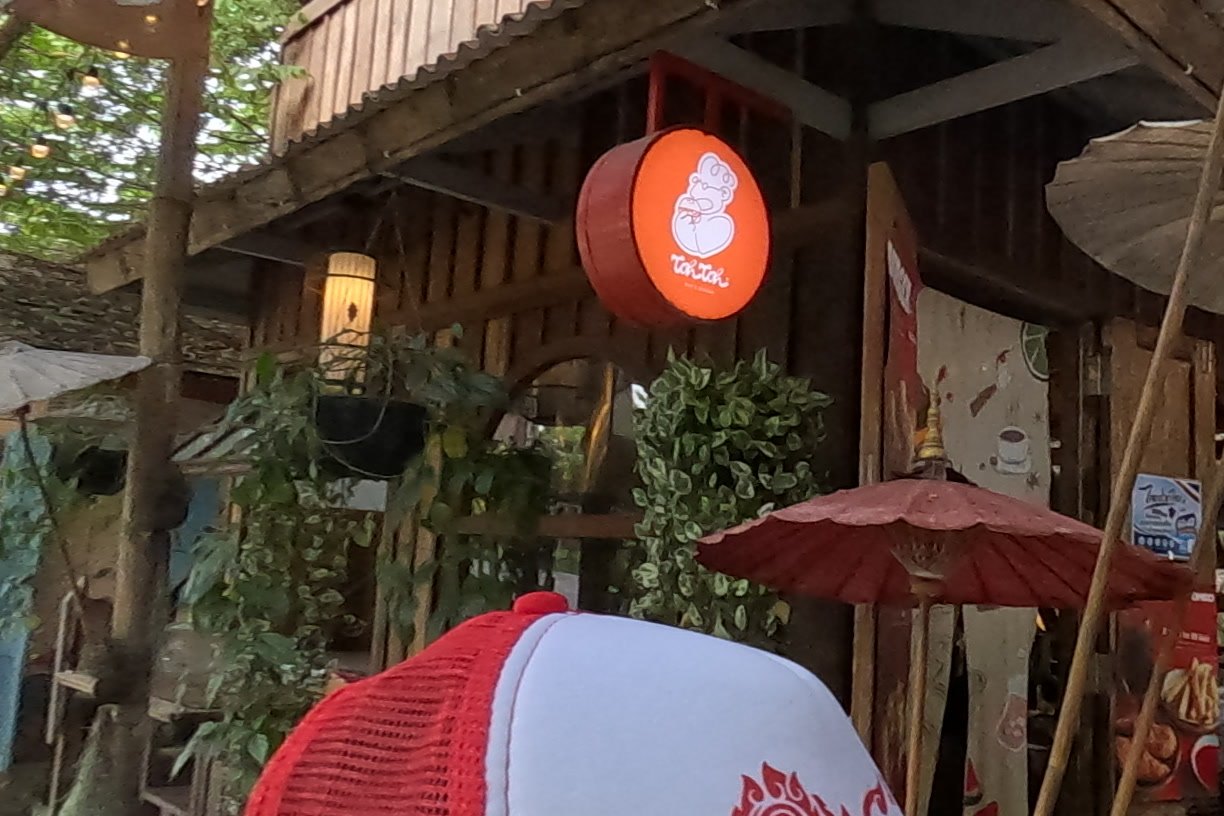 Toh Toh at Chamcha Market, San Kamphaeng: burgers, with seating upstairs