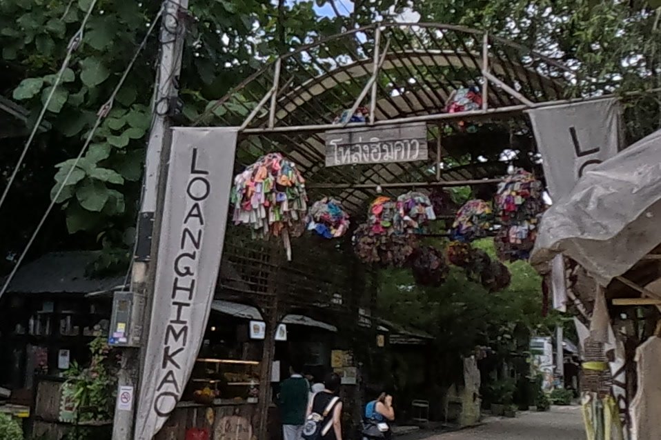 โหล่งฮิมคาว arch and LOANGHIMKAO banner — Chamcha Market, San Kamphaeng