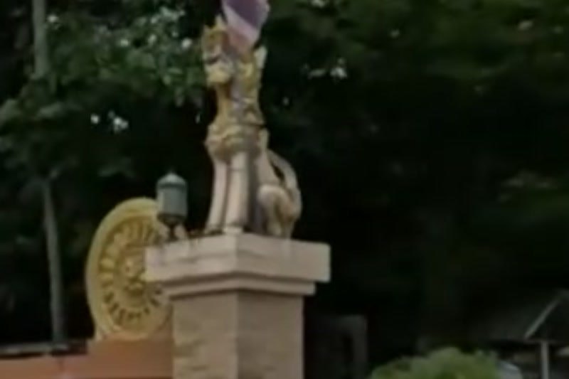 Golden Lion Gate — San Kamphaeng