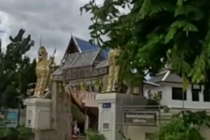 Temple gate with golden guardian statues — San Kamphaeng