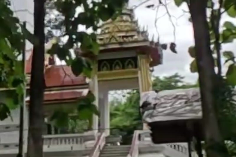 Temple gate among the trees — San Kamphaeng