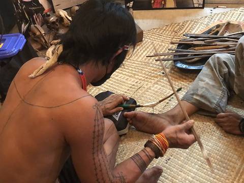 Sikerei sedang membuat tato mentawai