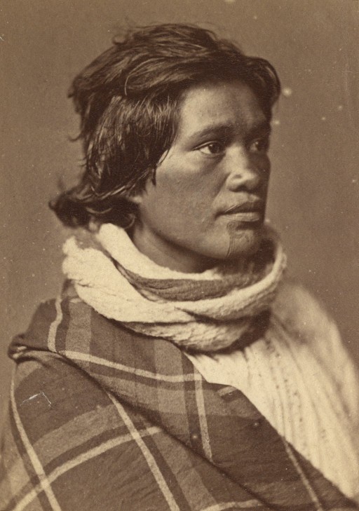 Femme Maori (Maori Woman) with tattoo on chin