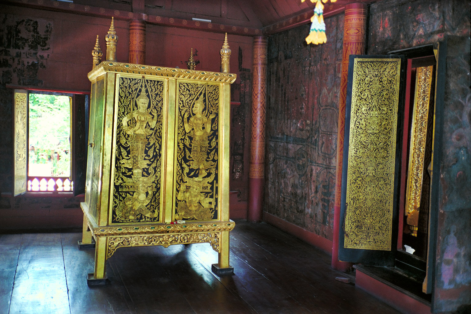 Lai rot nam manuscript cabinet (Ayutthaya period) in the Hor Trai library of Wat Rakhang, Bangkok.