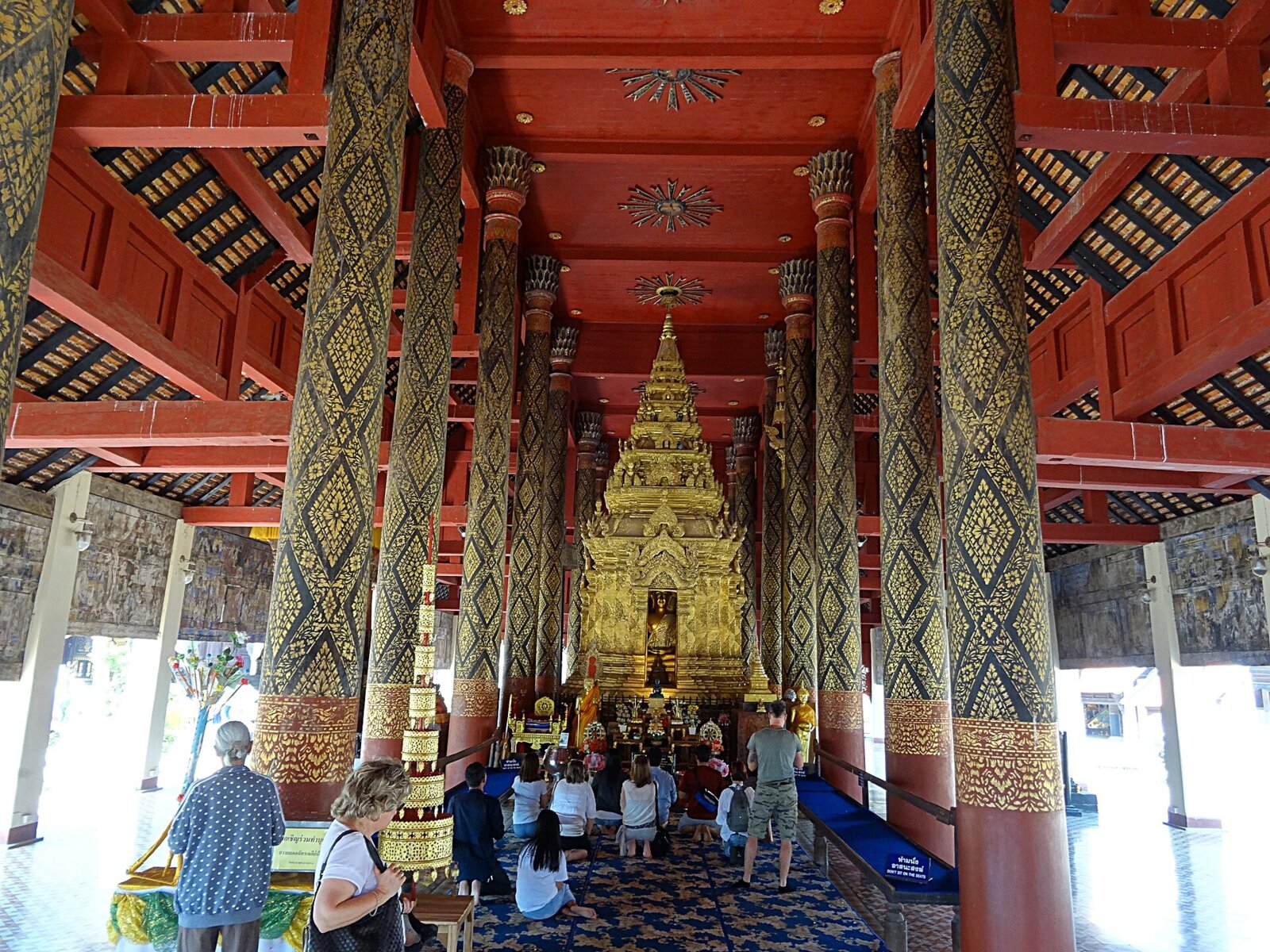 Wihan Luang, Wat Phra That Lampang Luang: black lacquer pillars covered in gilt stencil pattern (lai kham).