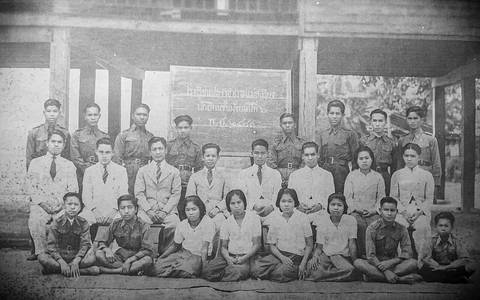 The first group of Mathayom students in Mae Sariang Boripat Suksa school in 1940