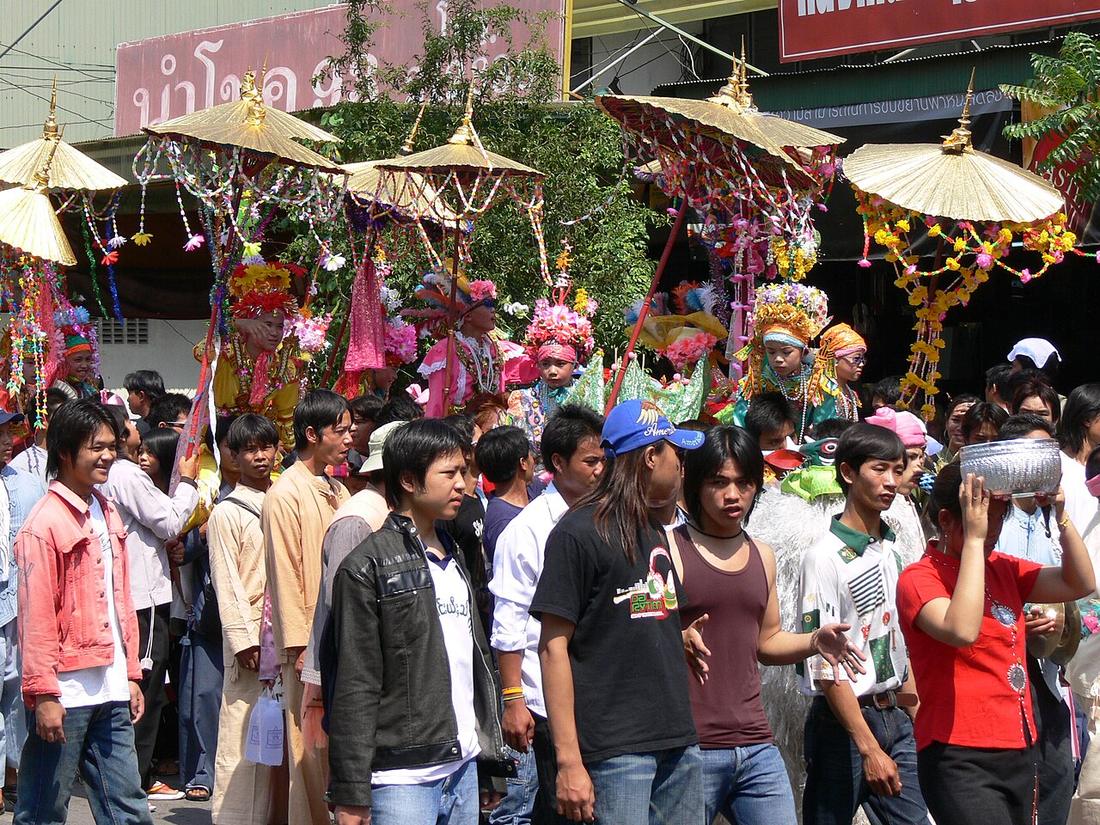 Jaarlijks in maart of april is er het Poy Sang Long Festival, waar jongens in de leeftijd 7-14 jaar als prinsjes worden rondgedragen. Dit kan op schouders of op een pony.