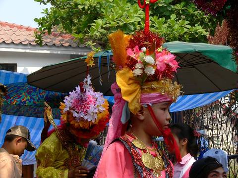 Jaarlijks in maart of april is er het Poy Sang Long Festival, waar jongens in de leeftijd 7-14 jaar als prinsjes worden rondgedragen. Dit kan op schouders of op een pony.