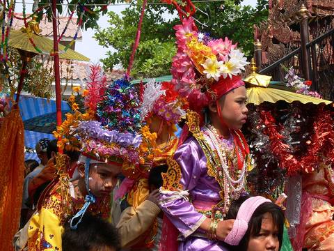 Jaarlijks in maart of april is er het Poy Sang Long Festival, waar jongens in de leeftijd 7-14 jaar als prinsjes worden rondgedragen. Dit kan op schouders of op een pony.