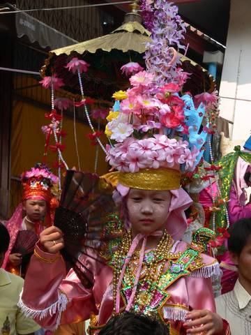 Jaarlijks in maart of april is er het Poy Sang Long Festival, waar jongens in de leeftijd 7-14 jaar als prinsjes worden rondgedragen. Dit kan op schouders of op een pony.