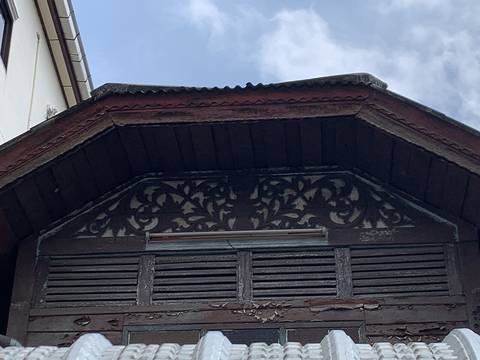 Srintip Guesthouse and Number One Vegetarian and Thai FoodThis gingerbread building is notable for its carved wooden gable depicting the Constitution phan, the symbol of Thailand's constitutional mona